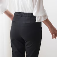 後ろヒップまわりにはダーツを左右２本ずつとり、ヒップまわりを立体的に