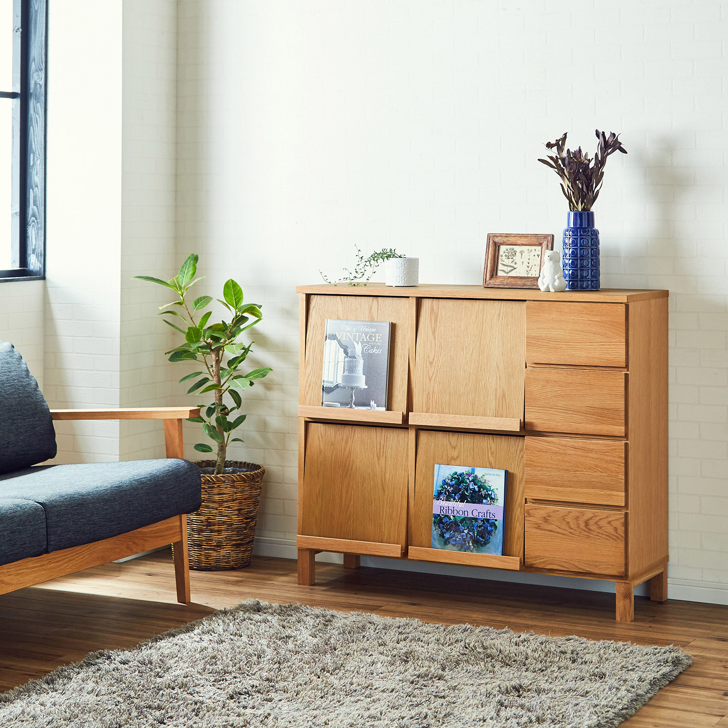 オーク材のフラップキャビネット <マガジン・レコードラック>【LECCE】(高野木工/TAKANO MOKKOU)