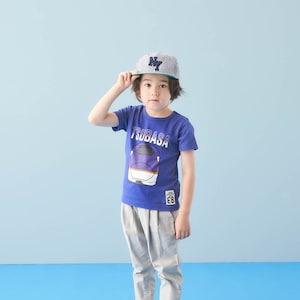 ―デザイン・スタイリング―・新幹線をモチーフにしたカッコいい半袖Tシャツ・レッド(こまち)とネイビー(はやぶさ)は後ろ姿の路線地図プリントがほかにない持ち味・普段着としてはもちろん、旅行時も楽しい・新