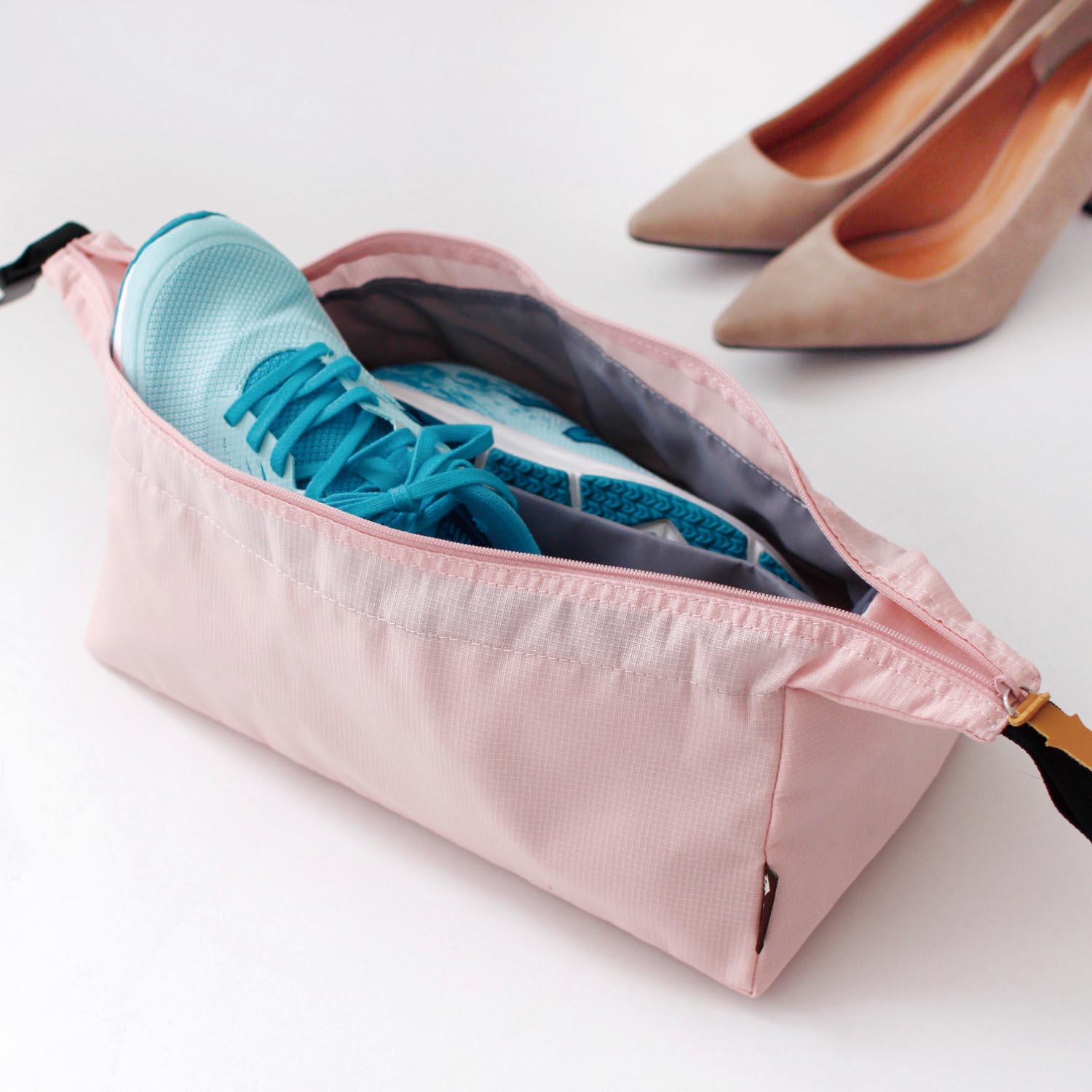 【ベルメゾン】仕切り付きで片足ずつ収納できるシューズポーチ