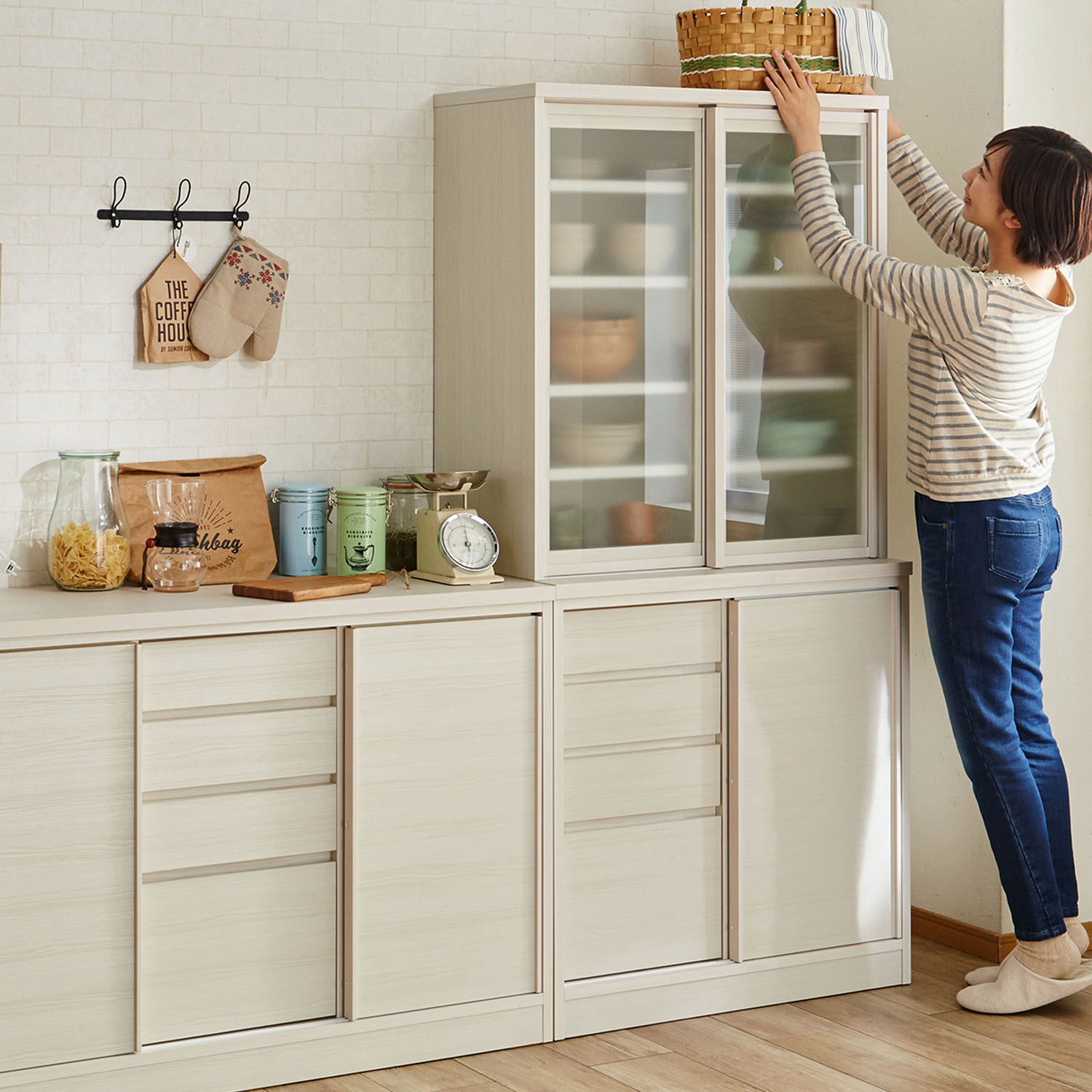 【ベルメゾン】女性でも手の届く引戸の木目調食器棚