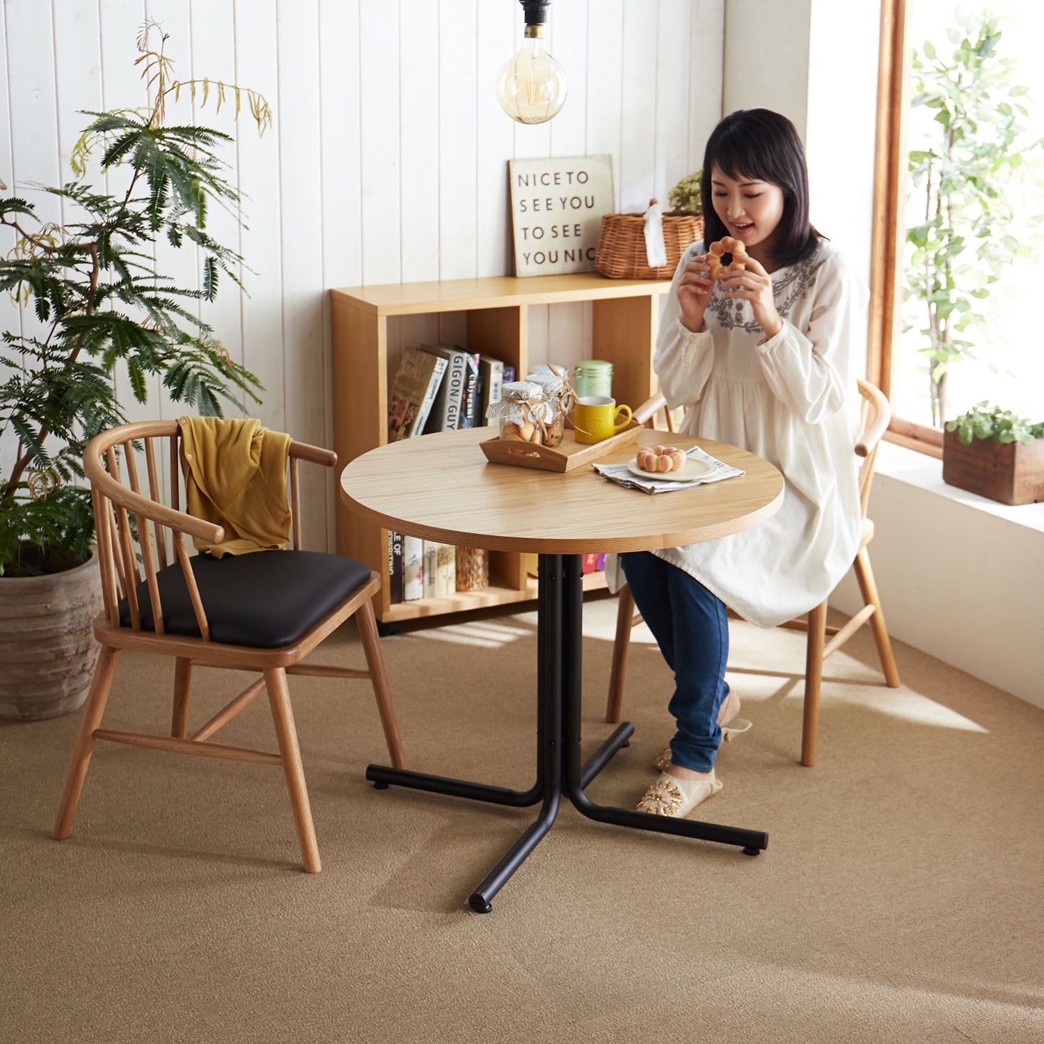 低めが落ち着く円形カフェテーブル（ダイニングテーブル/セット 