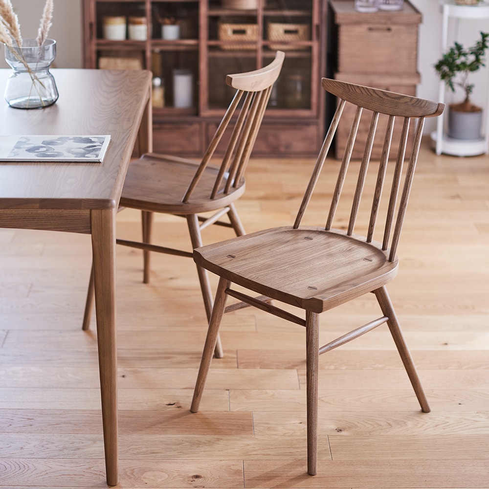 座り心地にこだわったタモ材のウィンザーチェア（ダイニングチェア