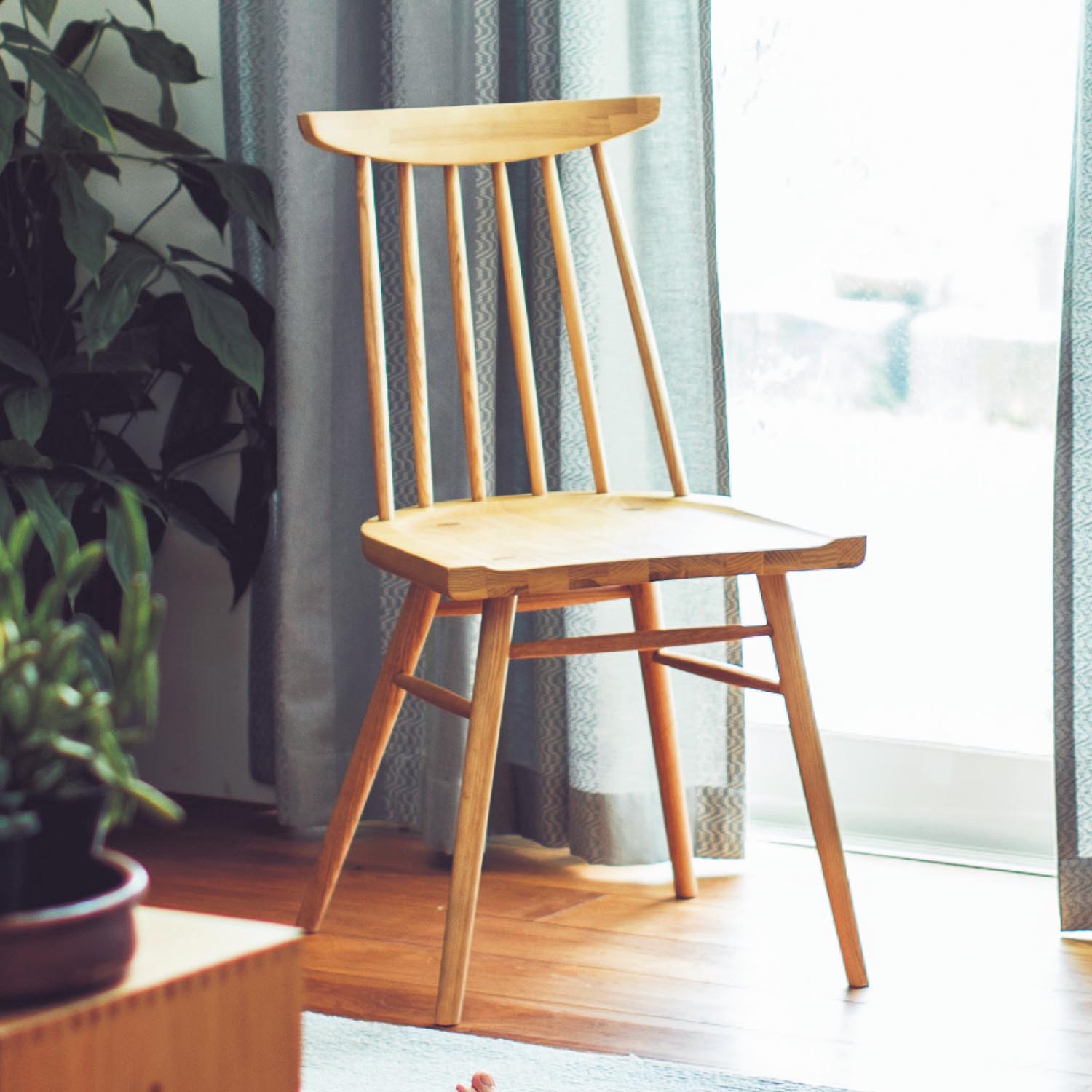 【ベルメゾン】座り心地にこだわったタモ材のウィンザーチェア