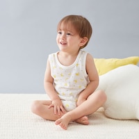 スモーキーグリーン×バナナ／モデル身長82cm・80サイズ着用