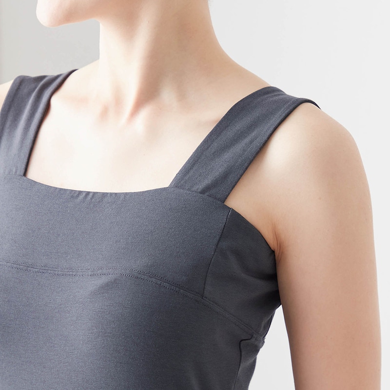 ブラ紐を隠せる太めのタンクトップデザイン