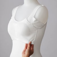 背中はゴムのない一枚仕立てで、ノーブラ感覚な着心地