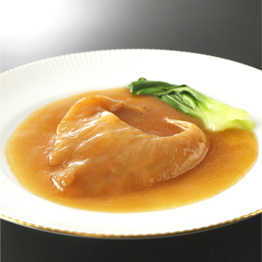 約100gのふかひれをまるごと紅焼と呼ばれ高級メニューに使われているオイスターソース・中国醤油ベース
