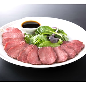 シンプルに塩・コショウで下味付けをした国産牛の牛もも肉を香ばしく焼き上げじっくりと真空調理しました。