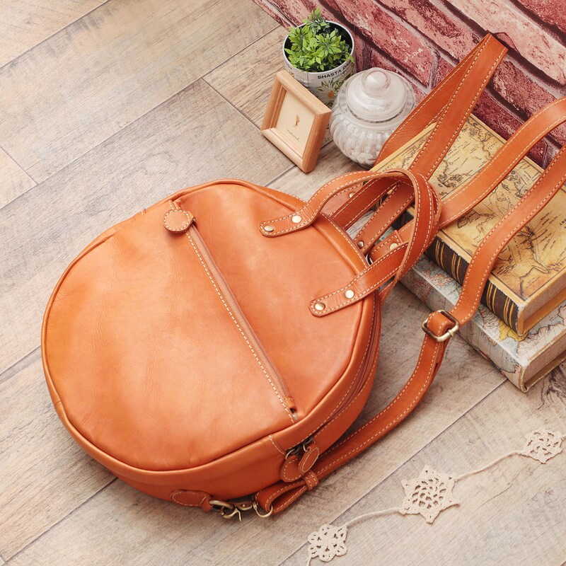 PEAKSPEAK「新品」【本革】『牛革』フラップリュック （本革】ラウンド  