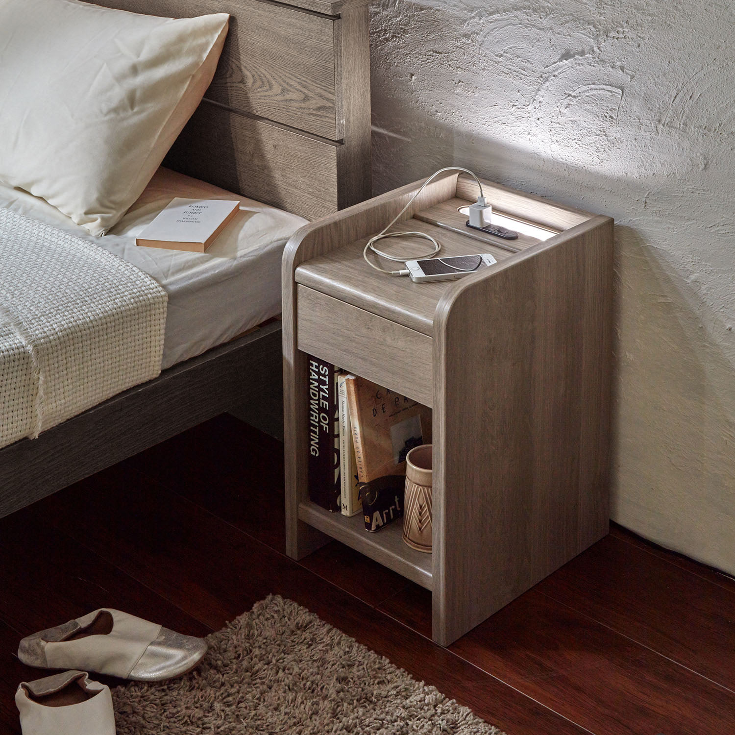 【ベルメゾン】グレイッシュモダンなコンセント & 照明付きベッドサイドテーブル