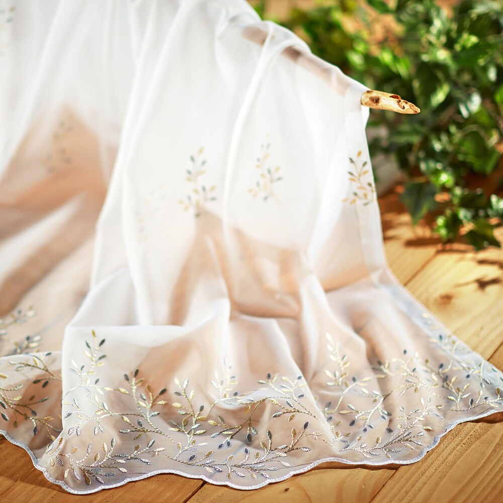 繊細なトルコ刺繍が目を惹くレースカーテンシルバー×ゴールドの光沢糸でエレガントに表現したアイビーモチーフが、窓辺を素敵に演出してくれます裾にはウエイトを入れ、ストンと落ちるシルエットの美しさもポイント