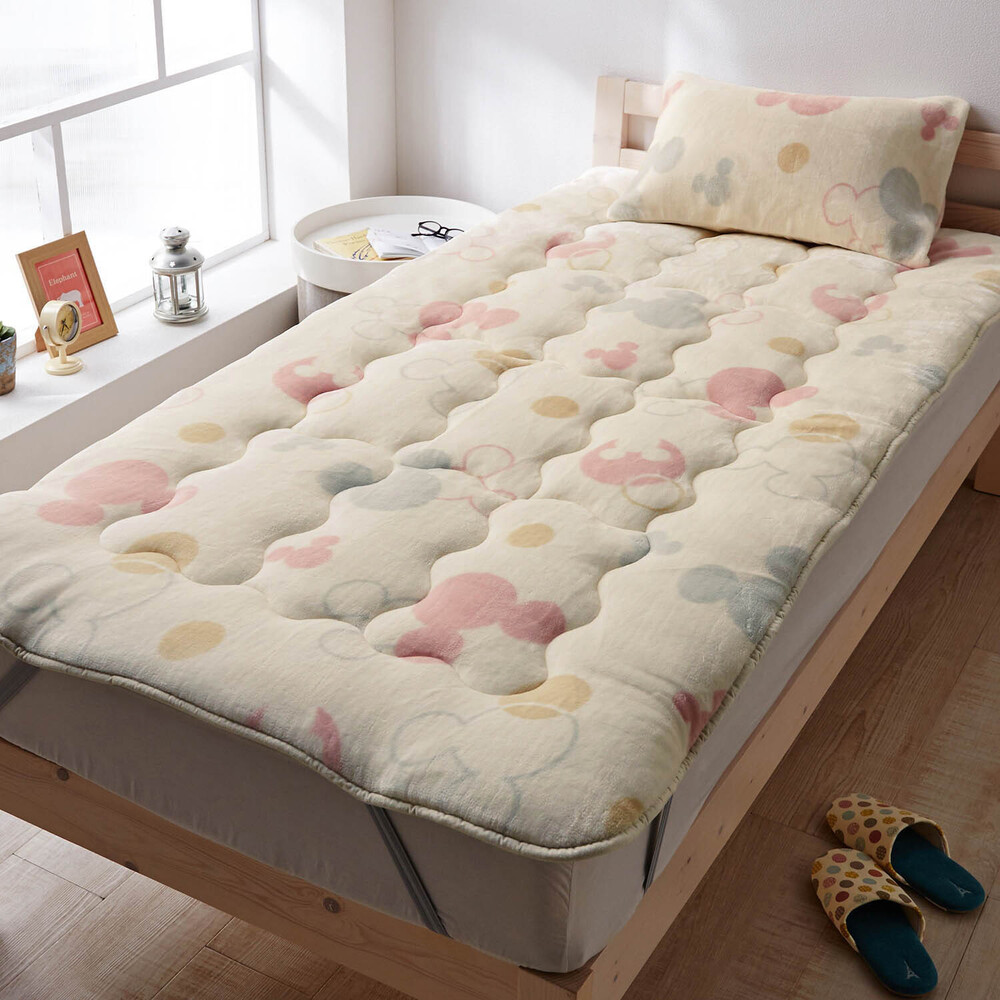 【メルトロ/meltoro】あったかなめらかなボリューム敷きパッド「ミッキーモチーフ」 【メルトロ/meltoro】あったかなめらかなボリューム敷きパッド「ミッキーモチーフ」