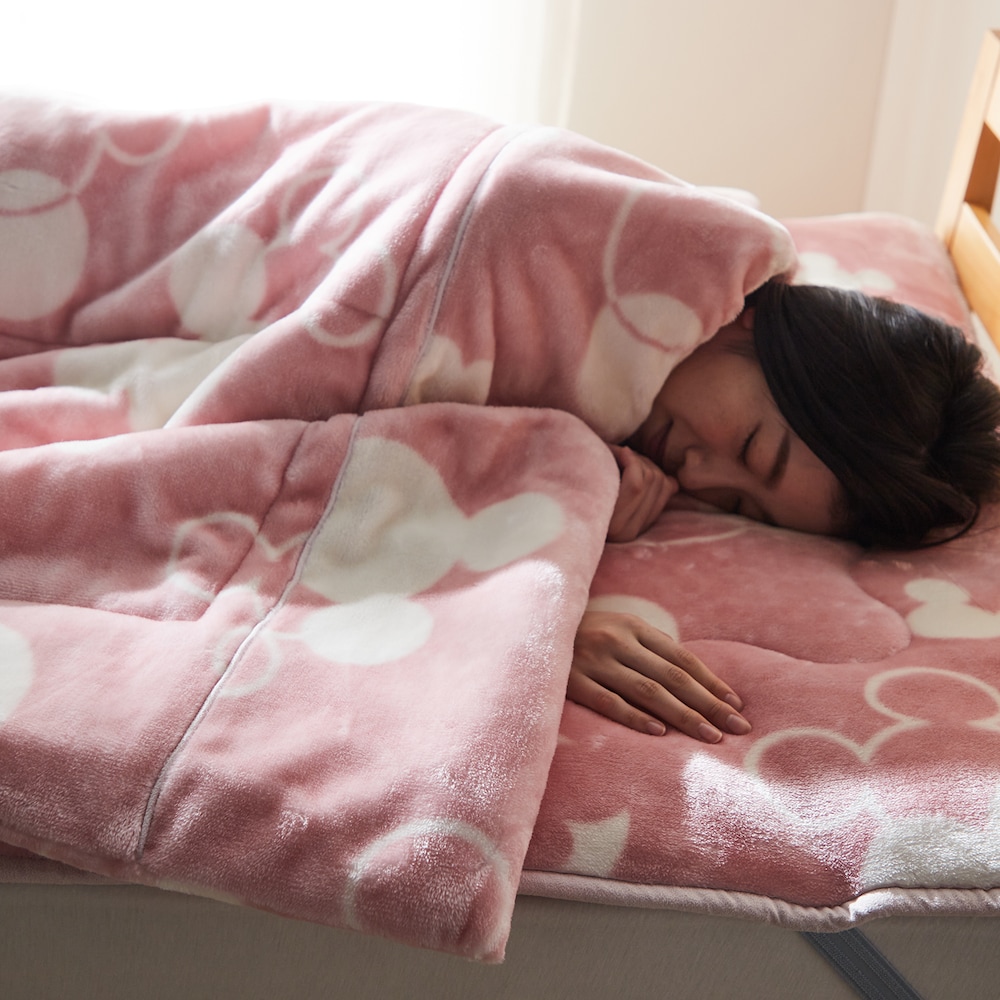 たっぷりの中わたを入れているので、まるで布団のような毛布に