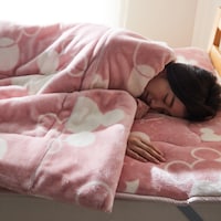 たっぷりの中わたを入れているので、まるで布団のような毛布に