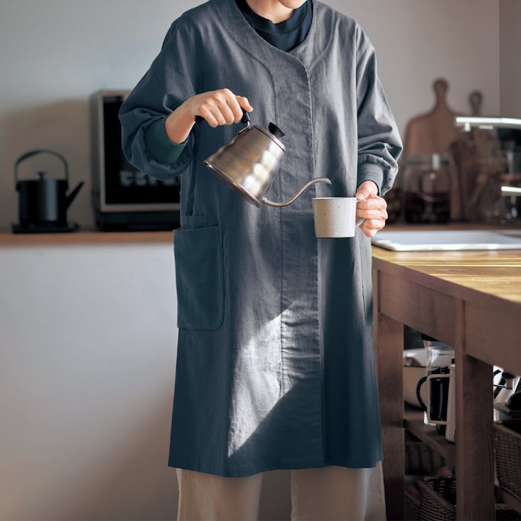 服のように羽織る。リネン混の今の時代の割烹着