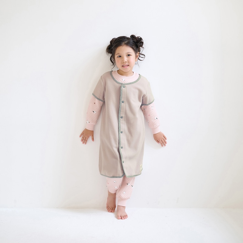 グレージュ／モデル身長113cm・100～110サイズ着用