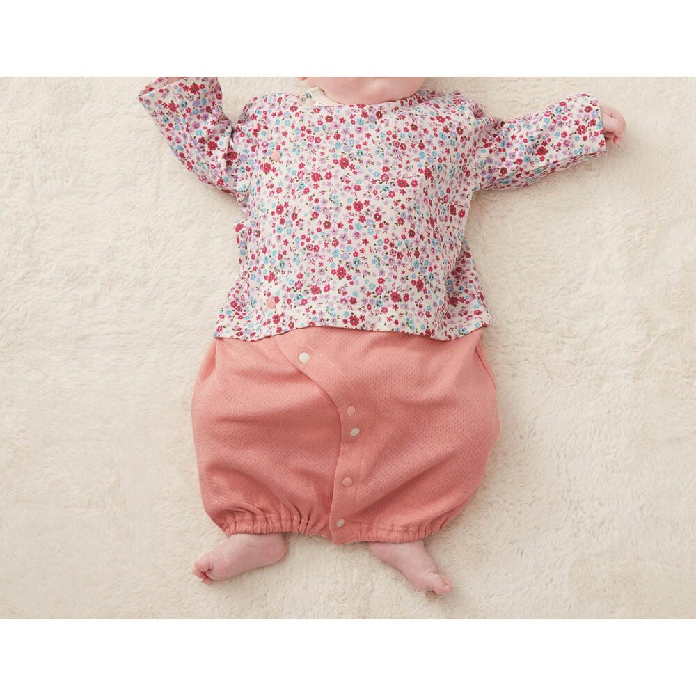 ピンク系花柄／モデル身長59cm・50～60サイズ着用・体重5.9kg