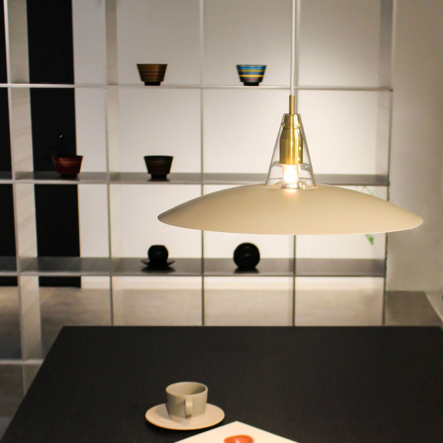 【ディ クラッセ/DI CLASSE】料理がより美味しく見えるように設計されたペンダントライト「スコーレ/Scorre」