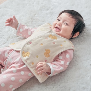 ひよこ柄／モデル身長：65cm、体重：7.5kg、着用サイズ：50-70