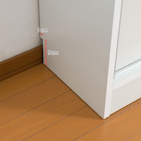 巾木除けがあるので壁面にぴったり設置できます。/ホワイト