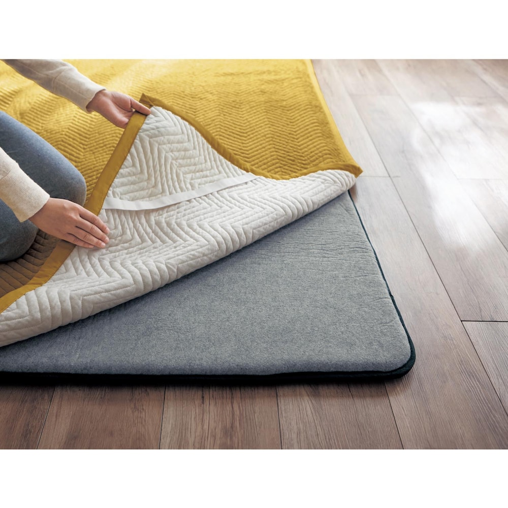 別売のアンダーラグを使用すれば、床つき感なくふんわりとした心地よさに。