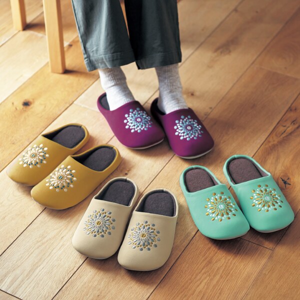 【ベルメゾン】たっぷり刺繍の低反発ウレタン入り洗えるルームシューズ