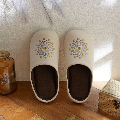 たっぷり刺繍の低反発ウレタン入りルームシューズ