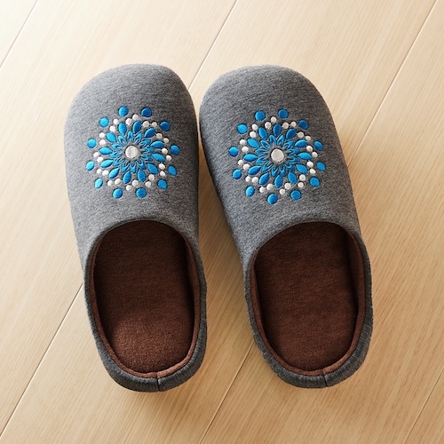 たっぷり刺繍の低反発ウレタン入り洗えるルームシューズ ＜M～L＞