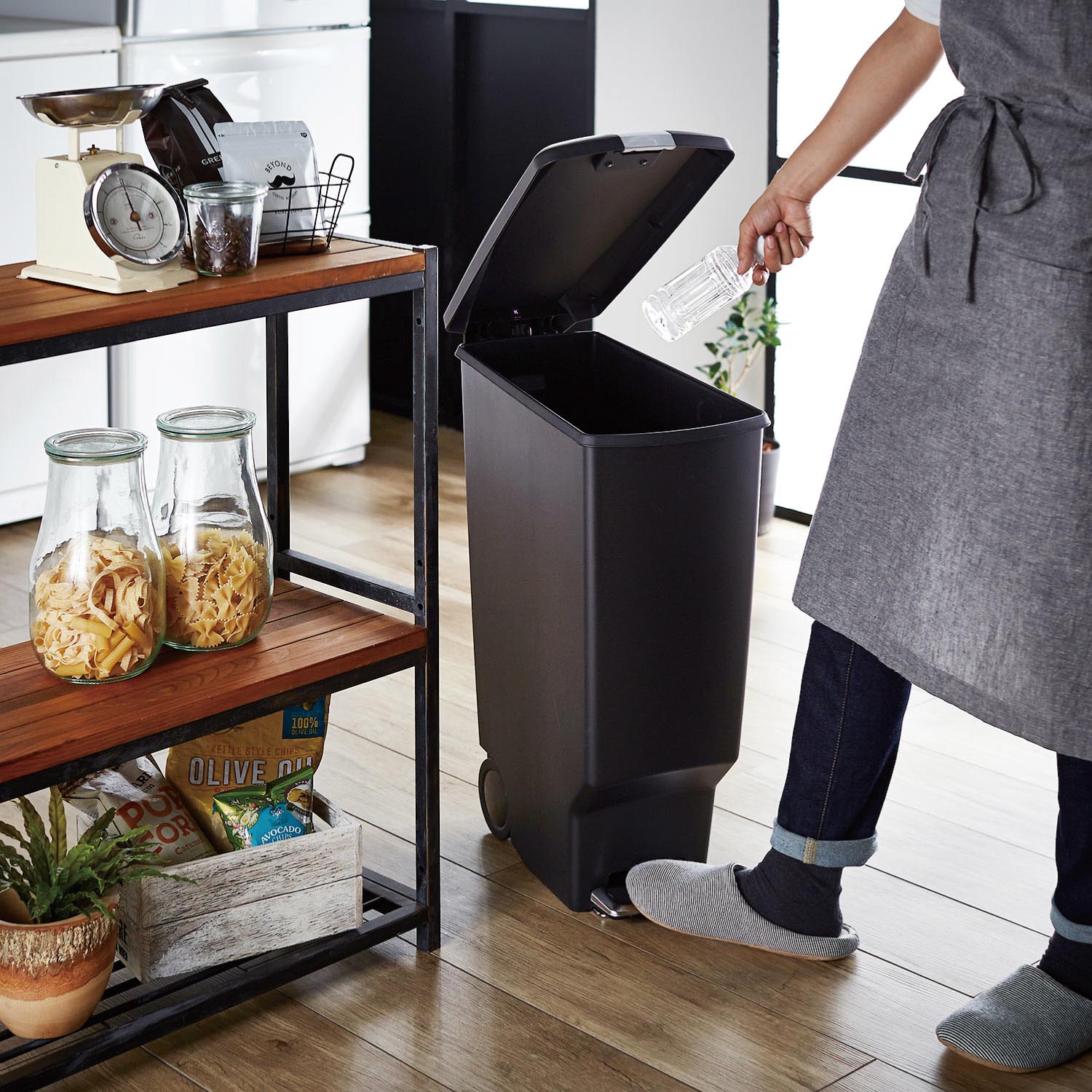 キャスター付きのベダル式スリム蓋付きキッチンゴミ箱 40l シンプルヒューマン Simplehuman 通販のベルメゾンネット キャスター付きのベダル式スリム蓋付きキッチンゴミ箱 40l シンプルヒューマン Simplehuman 通販のベルメゾンネット