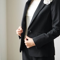 着た時に美しく見えるよう、立体的なシルエットに