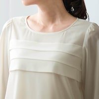 胸元にあしらわれた3段のタックがアクセントに
