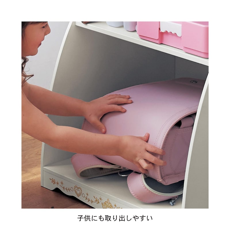 持ち上げるには重たいランドセル。下段にもしまえるようにしました。