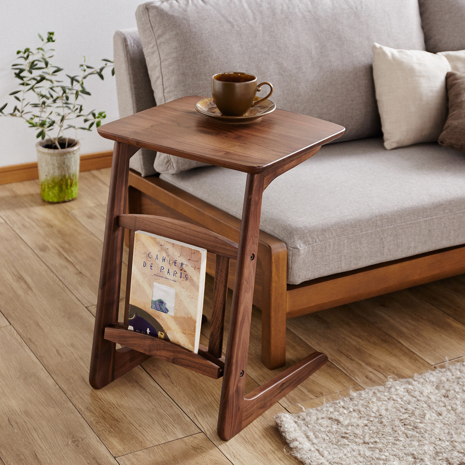 【ベルメゾン】ウォルナット材を贅沢に使用したソファーサイドテーブル 【ベルメゾン】ウォルナット材を贅沢に使用したソファーサイドテーブル