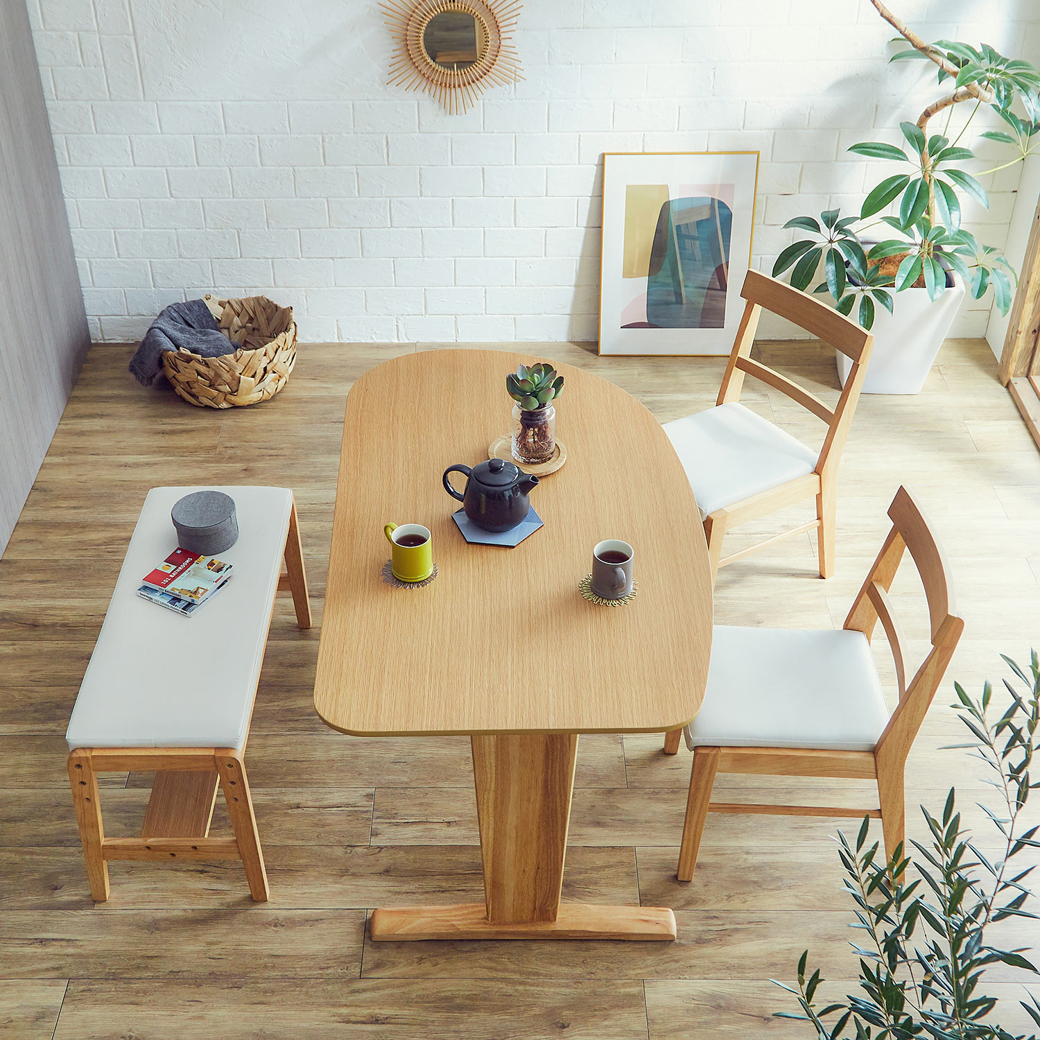 【ベルメゾン】オーク材の出入りがしやすいダイニングテーブル