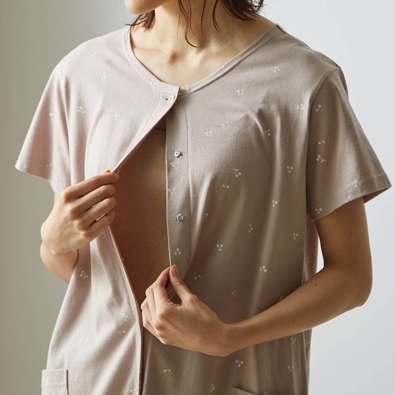 第２ボタンから授乳しやすい位置までは裏スナップボタン仕様で開きやすい