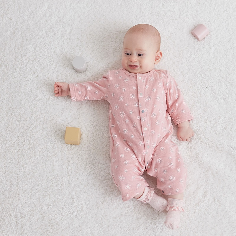 スモーキーピンク／モデル身長62㎝・50~60サイズ着用