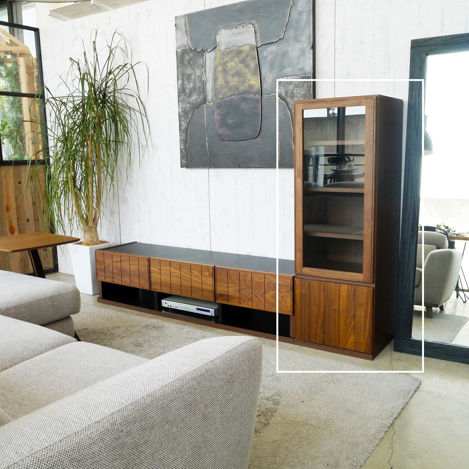 日本製］飾って収納できるウォルナット材のサイドキャビネット