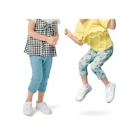 左)ブルー／モデル身長111cm・110サイズ、右)花柄／モデル身長112cm・110サイズ