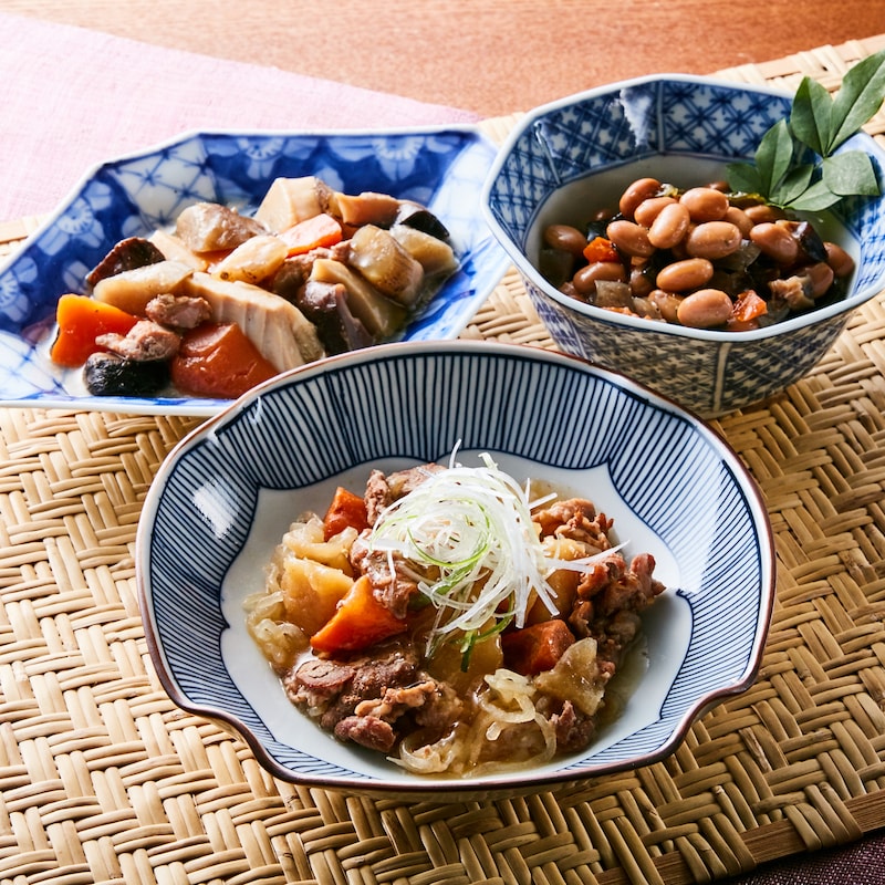 【筑前煮】80ｇ×4袋、【肉じゃが】100ｇ×4袋、【五目豆】70ｇ×4袋　合計12袋をお届けします