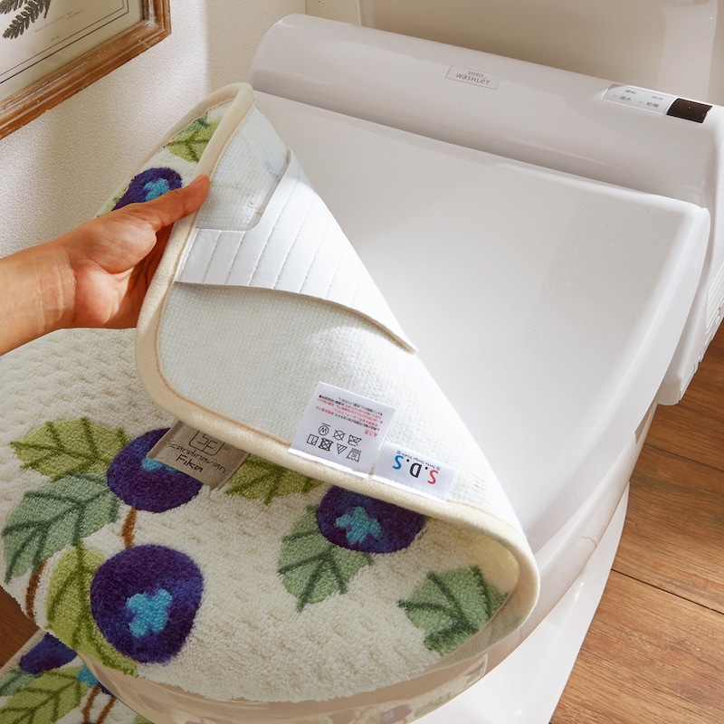 トイレマットはピタッとくっつく吸着タイプ（画像はイメージです。実際の商品の柄とは異なります。）
