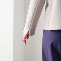 袖口はスリット入りで折り返しても素敵