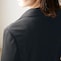 肩の丸みでできてしまいがちなシワを、両肩のダーツですっきりシルエットに