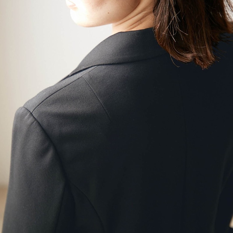 肩の丸みでできてしまいがちなシワを、両肩のダーツですっきりシルエットに