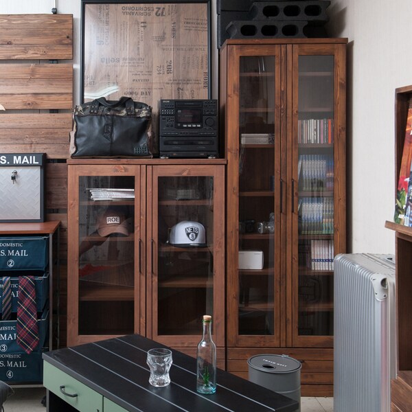 【ベルメゾン】ヴィンテージ調のガラス扉付き本棚