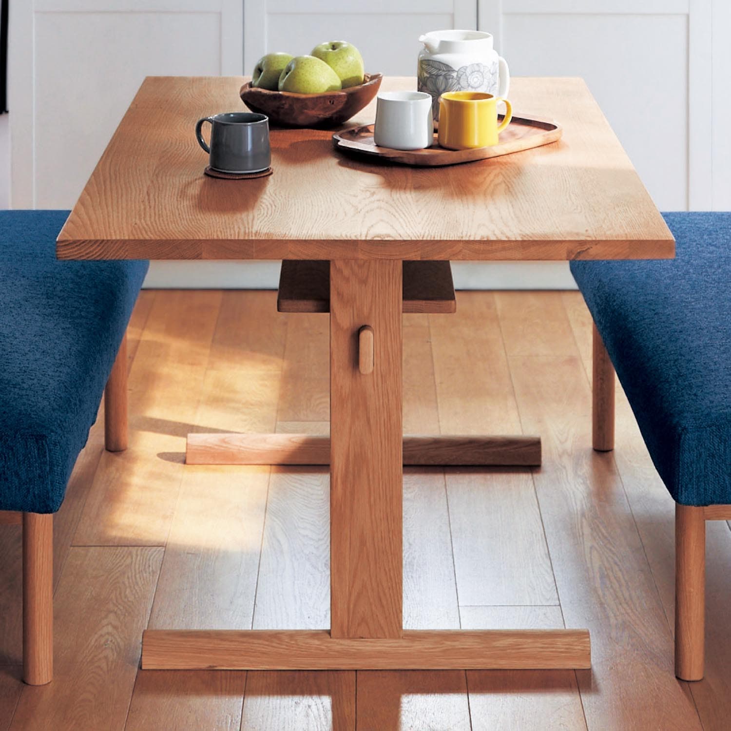 オーク無垢材を贅沢に使用した北欧モダンなダイニングテーブル