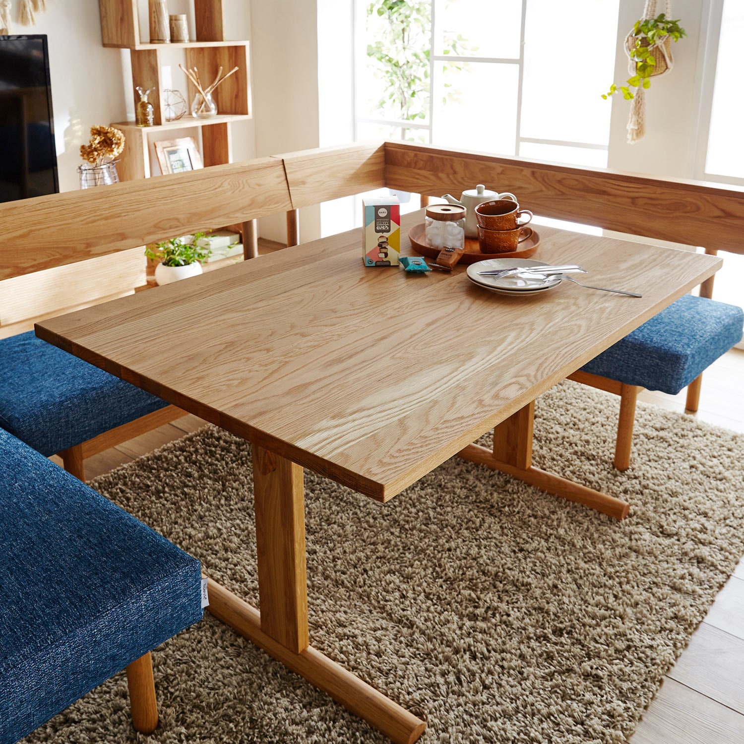 オーク無垢材を贅沢に使用した北欧モダンなダイニングテーブル