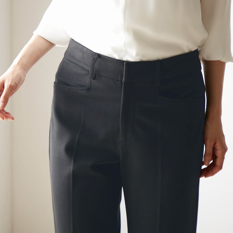 前は開きにくいL字ポケットでお腹まわりもすっきり