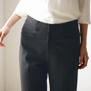 前は開きにくいL字ポケットでお腹まわりもすっきり