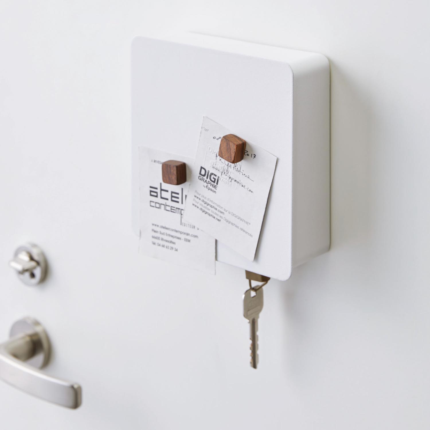 【タワー/tower】マグネットで取り付けられるキーフック2段 【タワー/tower】マグネットで取り付けられるキーフック2段